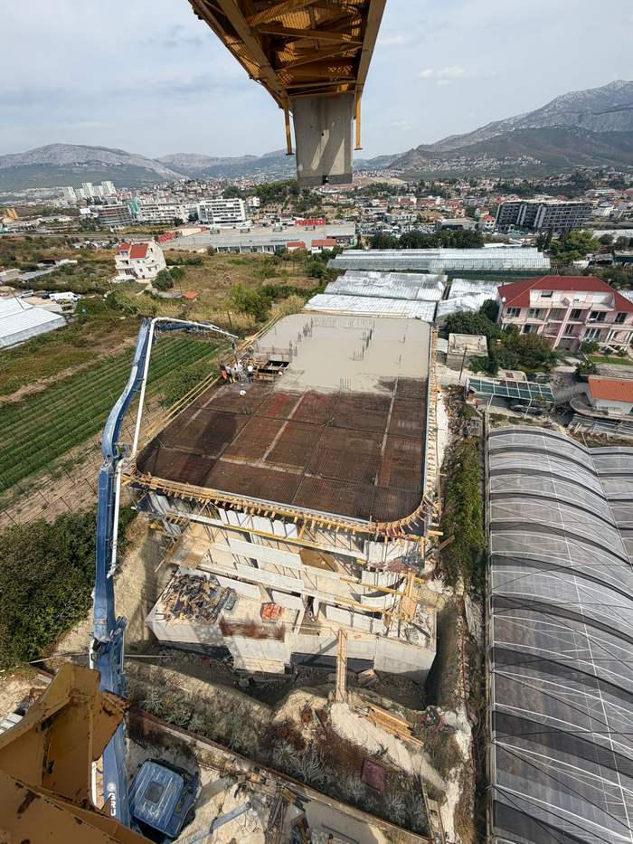 Pumpa za beton na gradilištu zgrade, pogled s krana