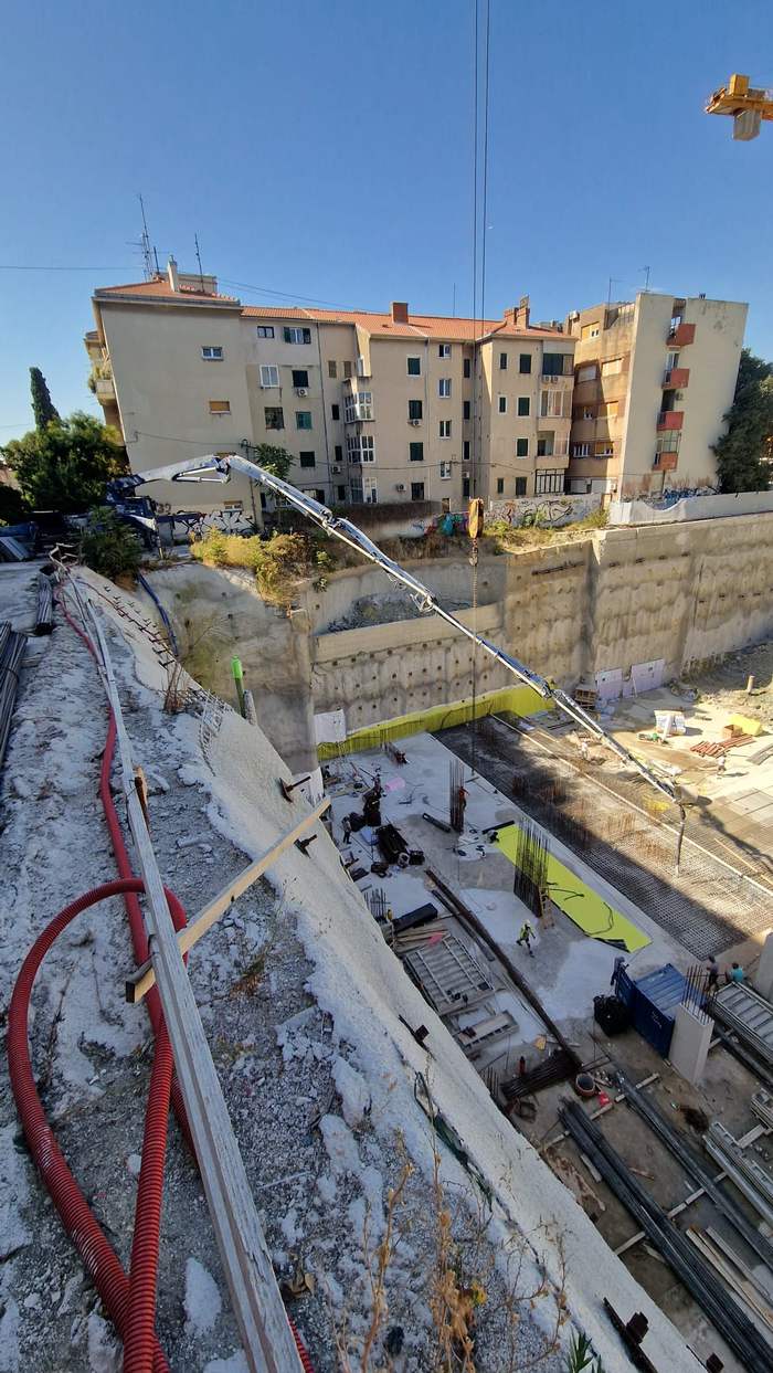 Betoniranje temelja uz potporni zid građevinske jame