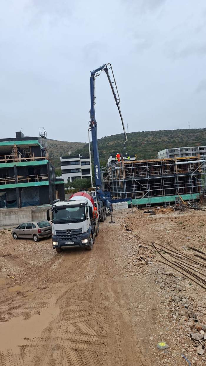 Automiješalica i pumpa za beton na gradilištu zgrade