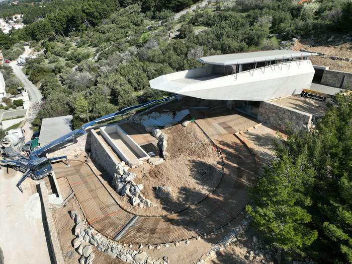 Betoniranje terase kuće na padini, snimka iz zraka